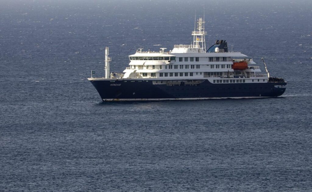 EE.UU. asegura que el riesgo de hantavirus para sus ciudadanos es "muy bajo" - crucero-con-brote-de-hantavirus-entre-sus-pasajeros-1024x631