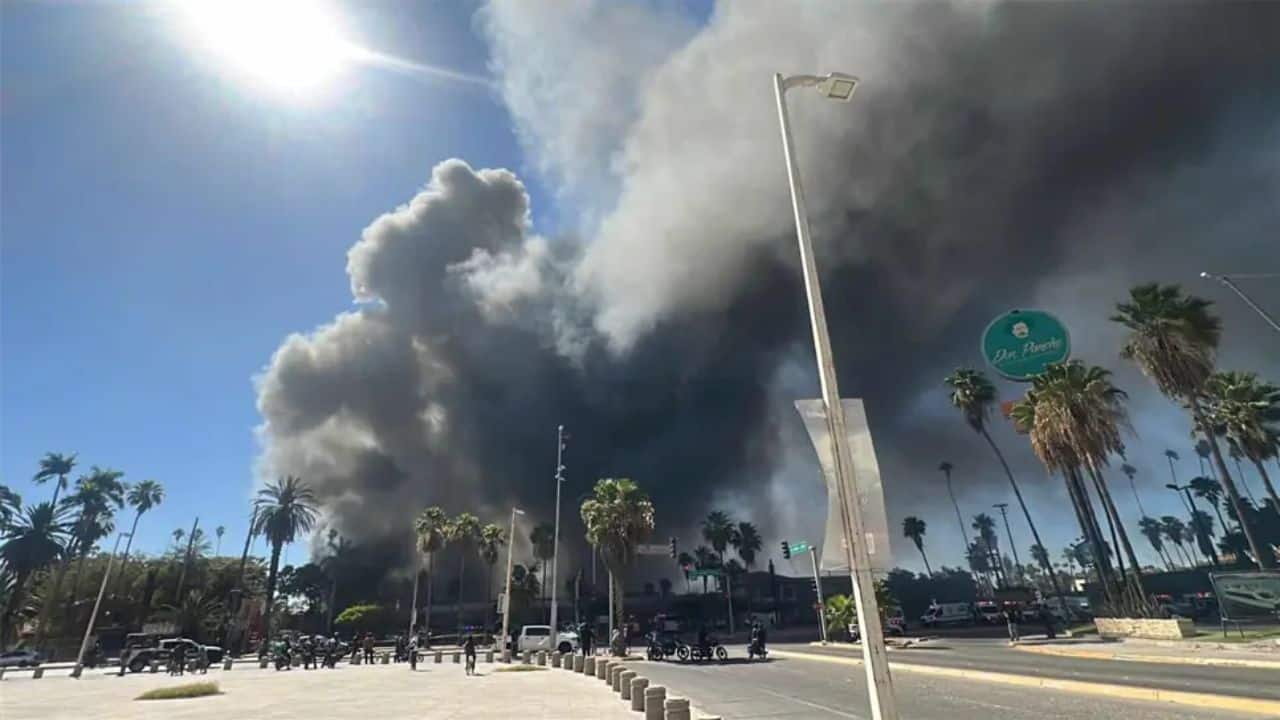 ¡Corrieron por sus vidas! Entre el humo y fuego salieron sobrevivientes del incendio en Plaza Fiesta en Los Mochis | VIDEO