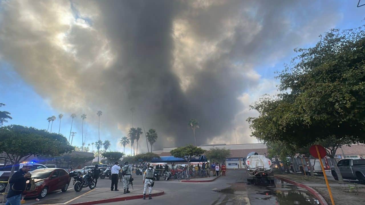 Así inició el incendio en Plaza Fiesta en Los Mochis; las llamas derrumbaron el techo | VIDEO