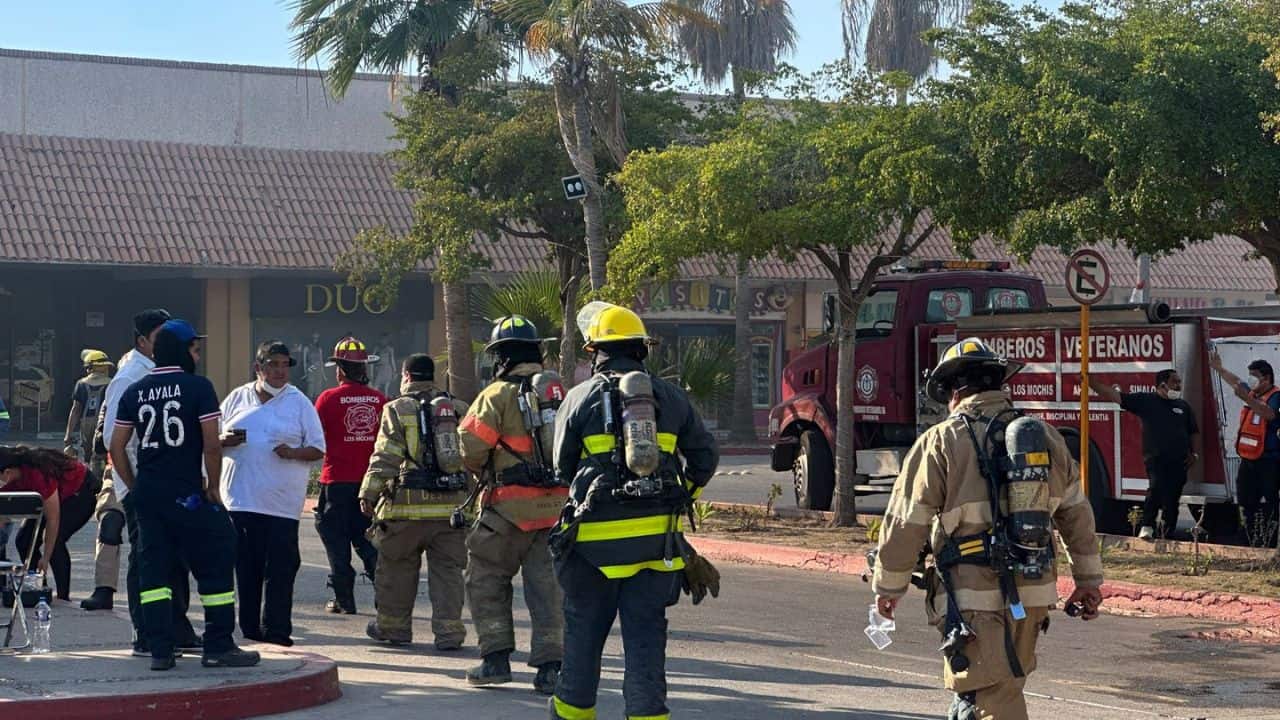 Al menos 4 muertos y 20 heridos reportan tras incendio en Plaza Fiesta en Los Mochis