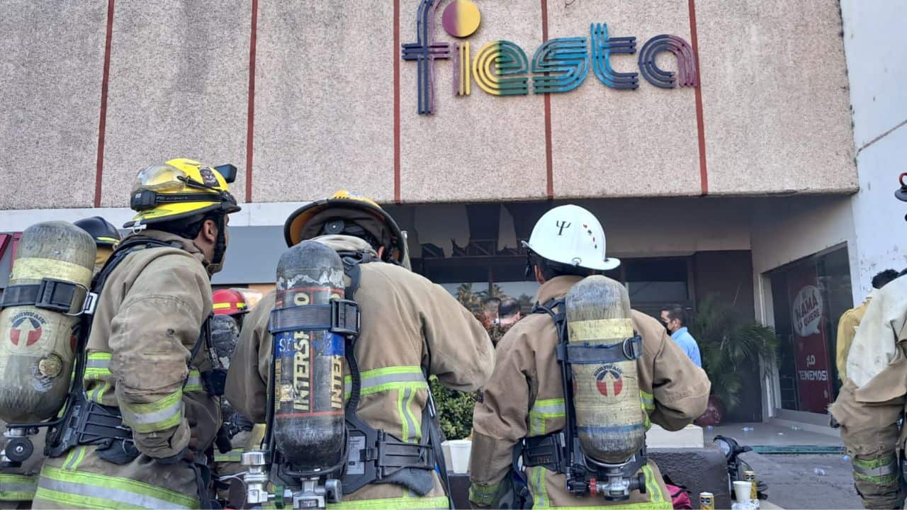 Incendio en Plaza Fiesta Las Palmas está sofocado en un 80%; continúan labores de remoción