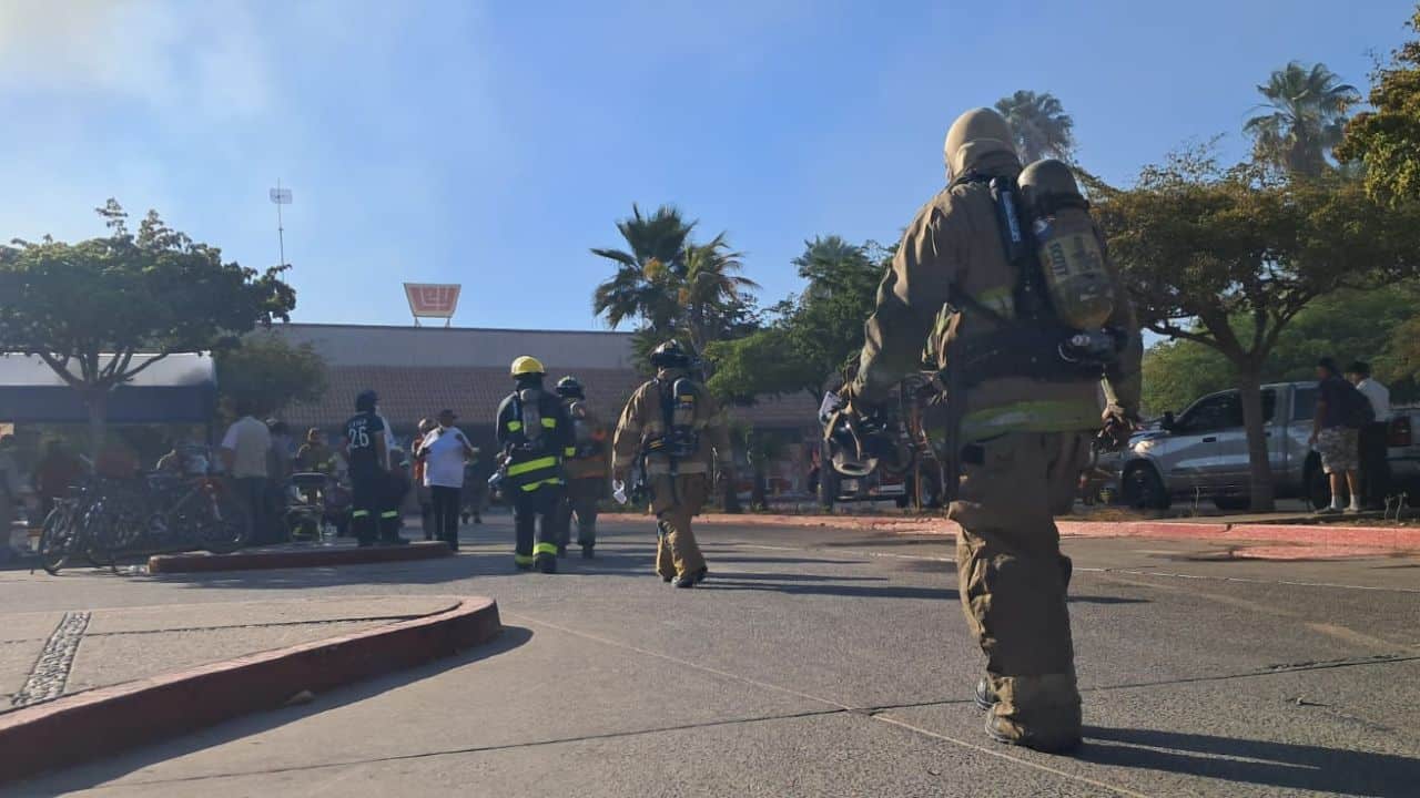Vicefiscalía publicará lista de heridos tras incendio en Plaza Fiesta; suman al menos cuatro fallecidos