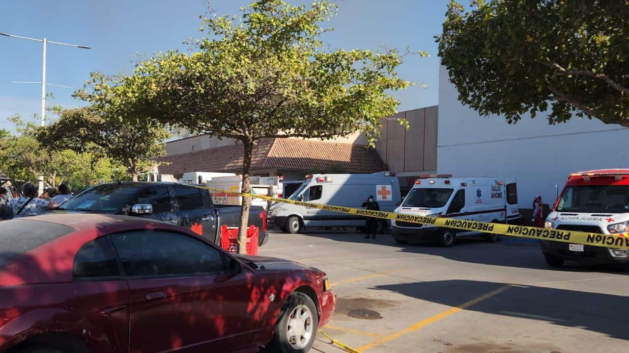 Una persona permanece en estado crítico tras incendio en Plaza Fiesta: Antonio Menéndez