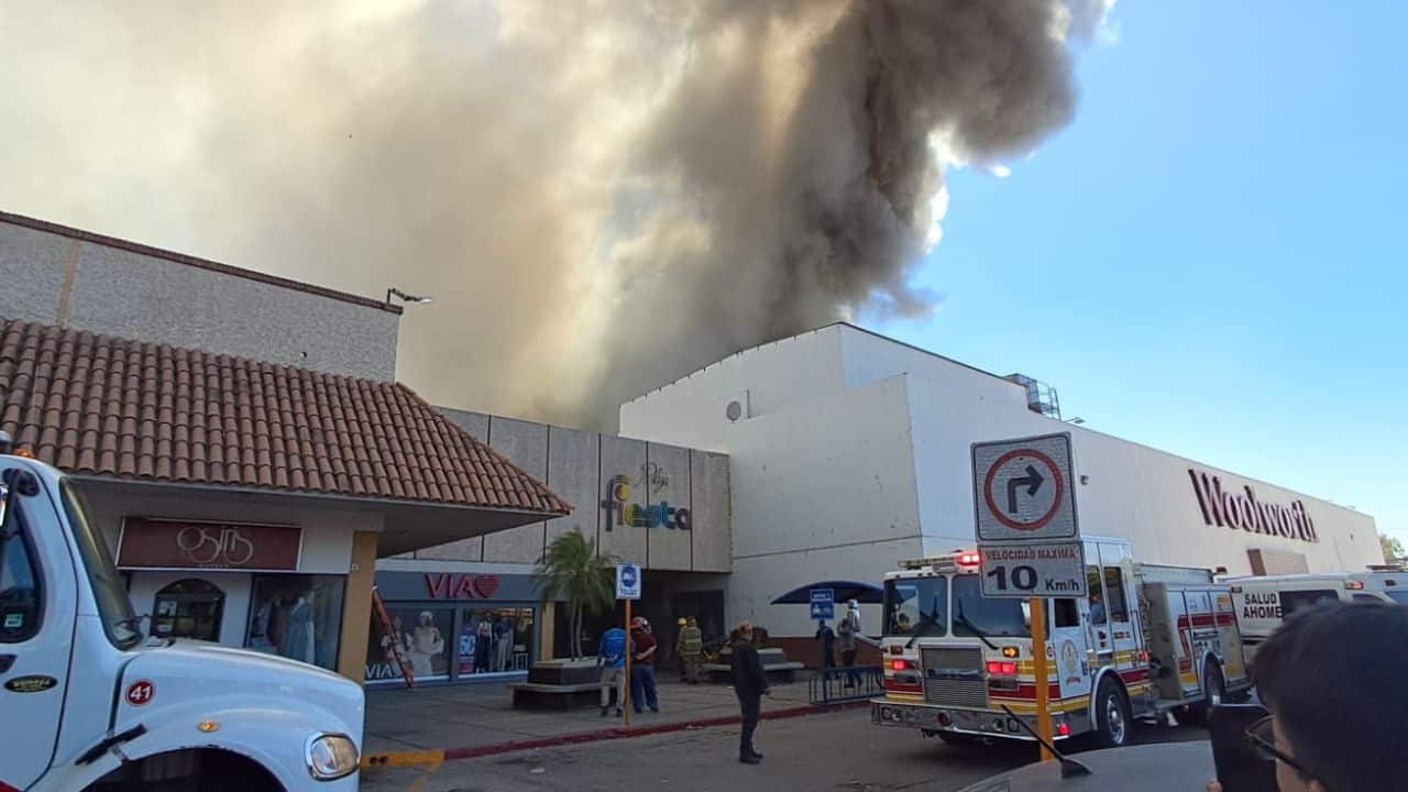 "Aquí estamos trabajando en la búsqueda y rescate": Antonio Menéndez atiende personalmente emergencia por incendio en Plaza Fiesta