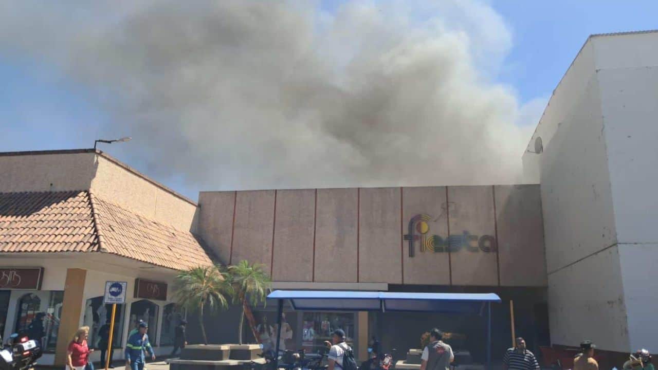 Incendio en la Plaza Fiesta de Los Mochis moviliza a todos los cuerpos de auxilio de la ciudad