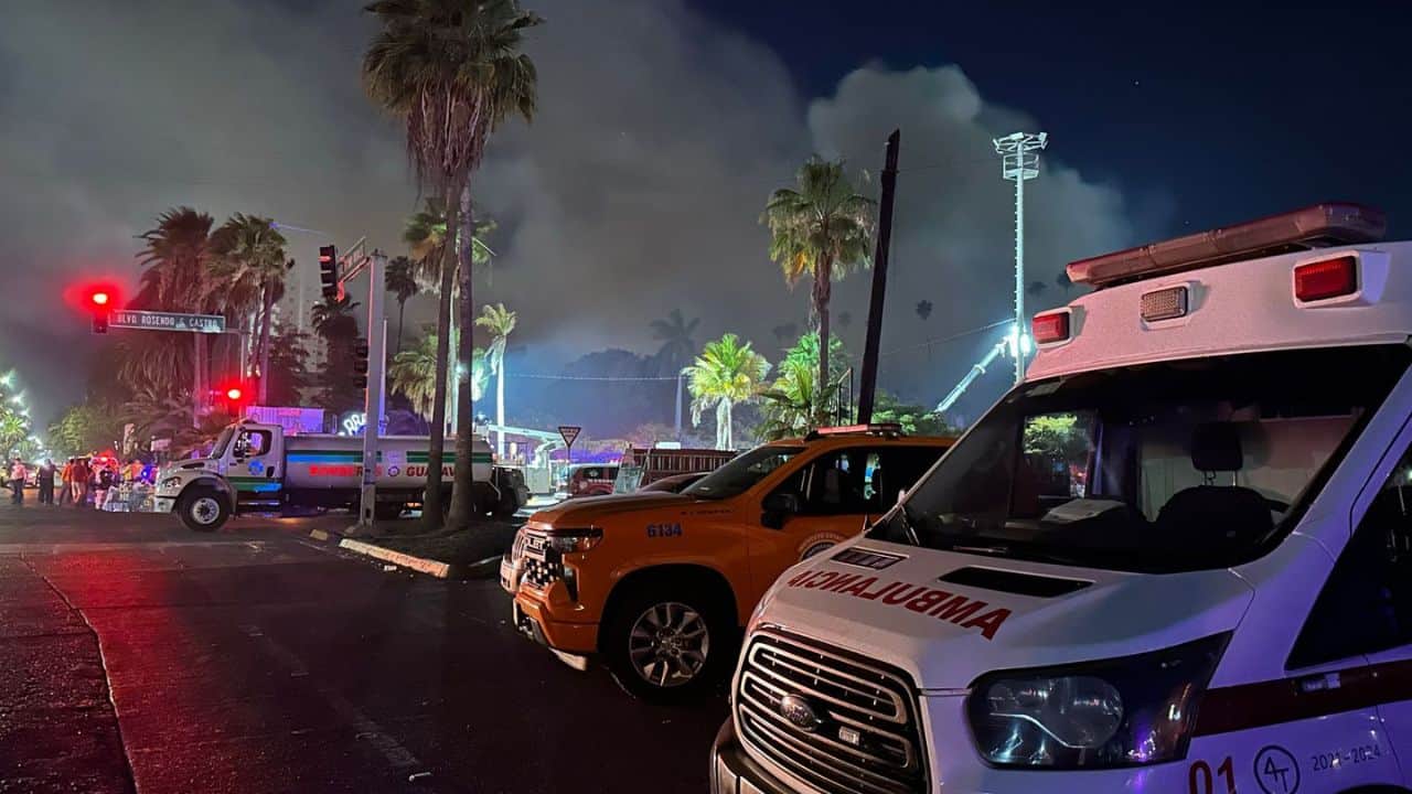 Confirman cinco muertos tras devastador incendio en Plaza Fiesta de Los Mochis