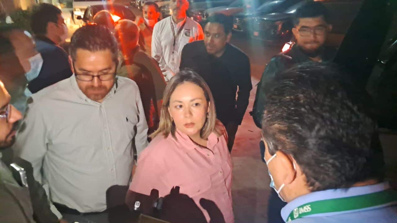 Gobernadora Yeraldine Bonilla llega a Los Mochis, visita a lesionados y confirma 95% de control del incendio en Plaza Fiesta Las Palmas