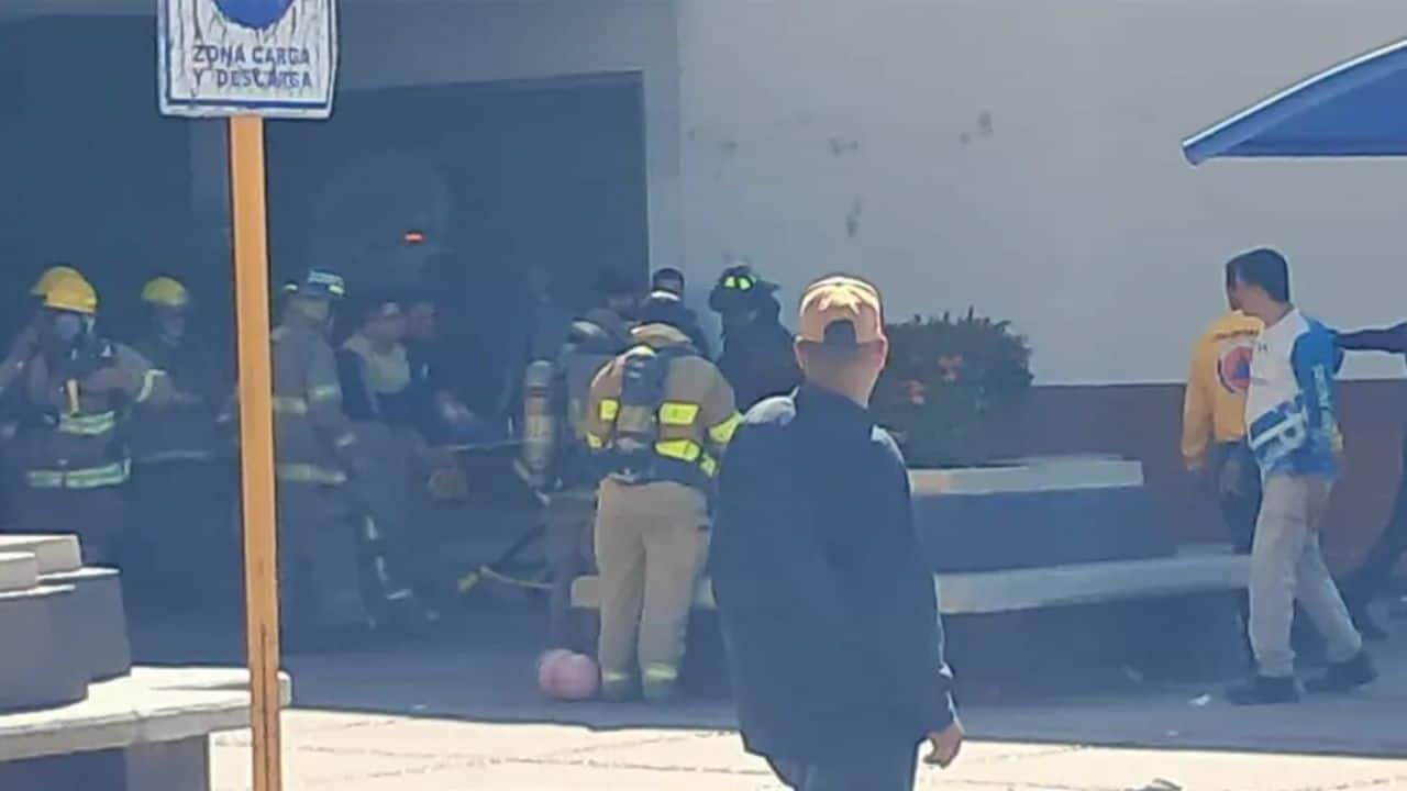 Cuerpos de auxilio se vuelcan en apoyo para atender incendio en Plaza Fiesta de Los Mochis