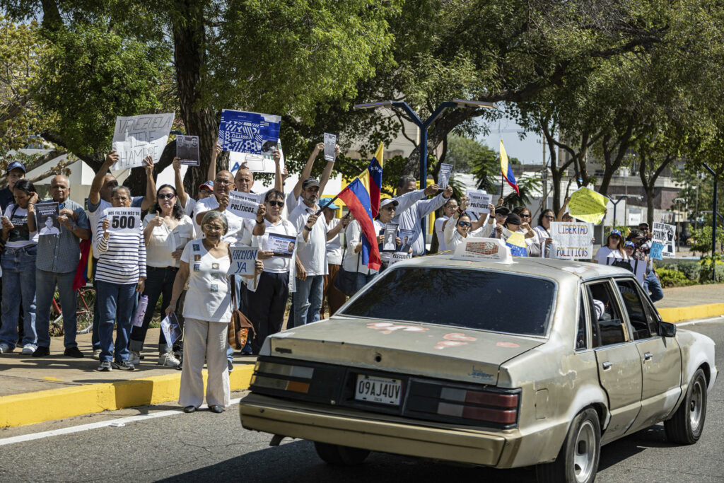 Venezolanos responden al llamado de Machado y exigen la liberación de los presos políticos - e43365615f7ae2089883504481db53a6b9b094f0w-1024x683