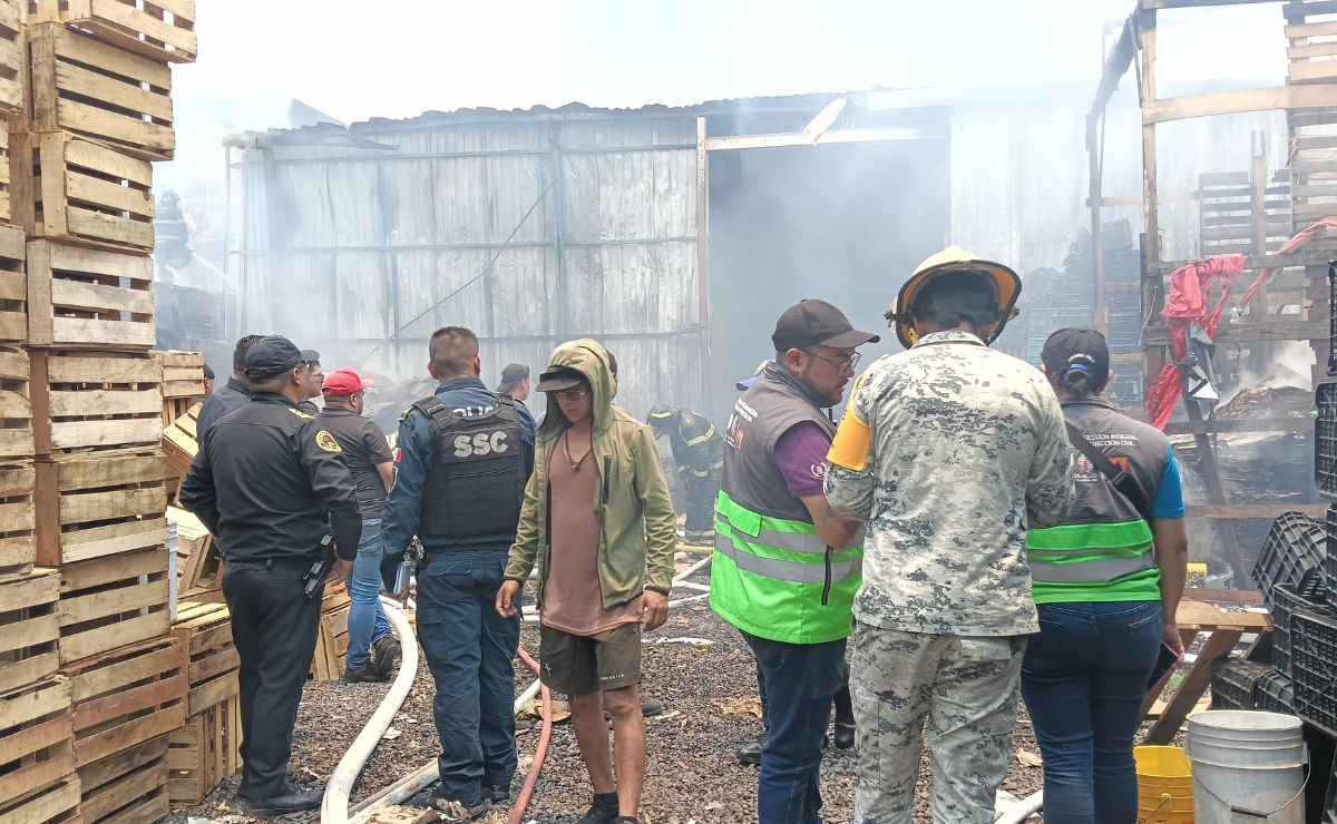 Arde bodega de cartón en Iztapalapa - labores-de-extincion-de-incendio-en-bodega-en-iztapalapa