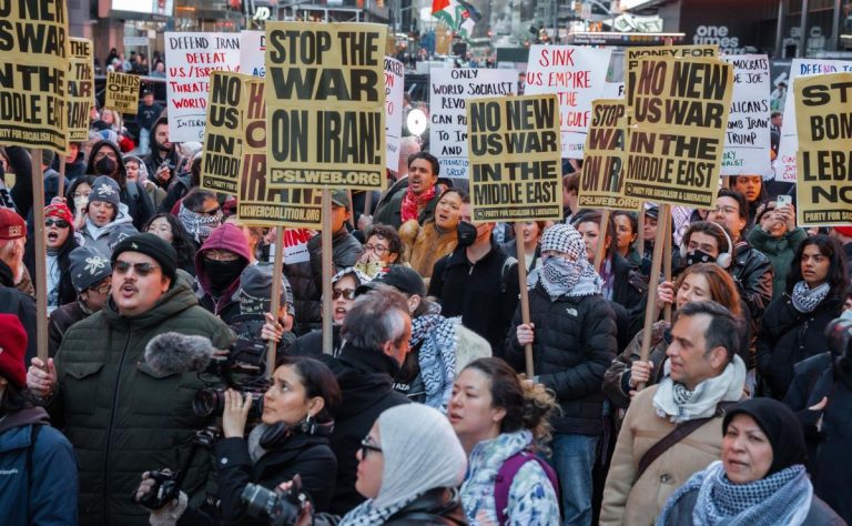 manifestacion-en-nueva-york-contra-la-guerra-en-iran