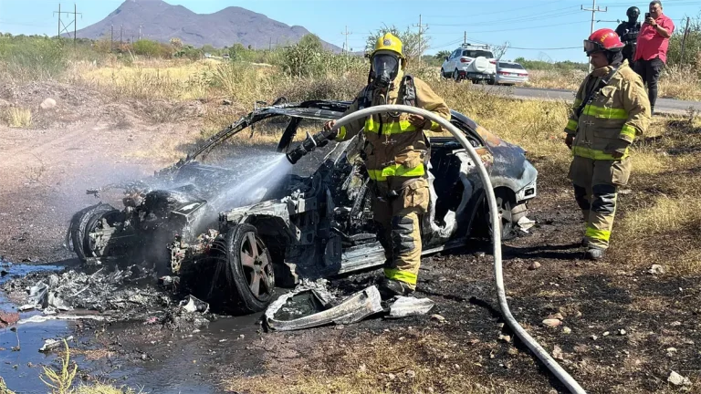 mercedes-benz-se-incendia-y-queda-calcinado-en-la-carretera-mexico-15-6fe4970e-focus-0-0-1200-675