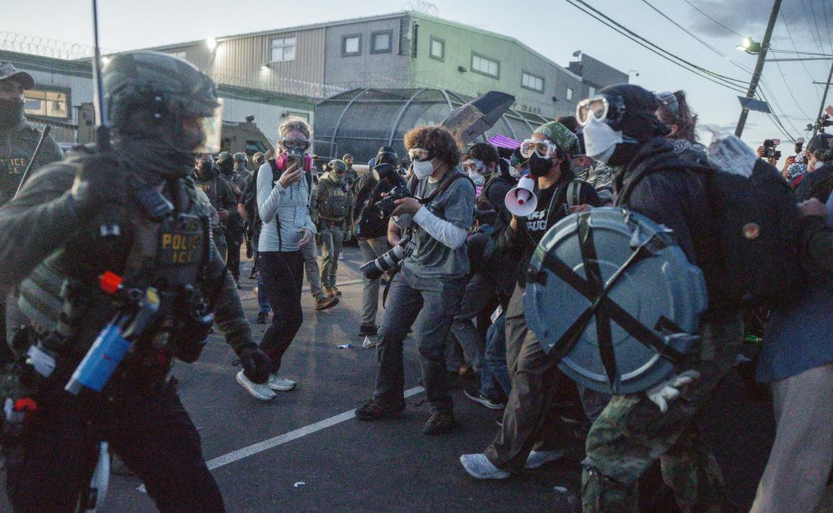 Decretan toque de queda en Newark tras disturbios frente centro de detención de migrantes - tension-entre-manifestantes-y-agentes-de-ice-y-policias-en-centro-migratorio-de-newark