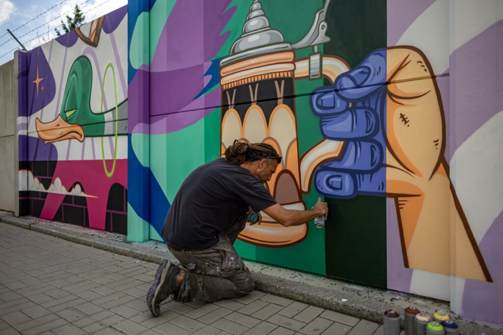 Artistas pintan en aerosol un muro de 700 metros en Praga - 24fee1004fbf8060994167c737e0536071935765w-1024x683