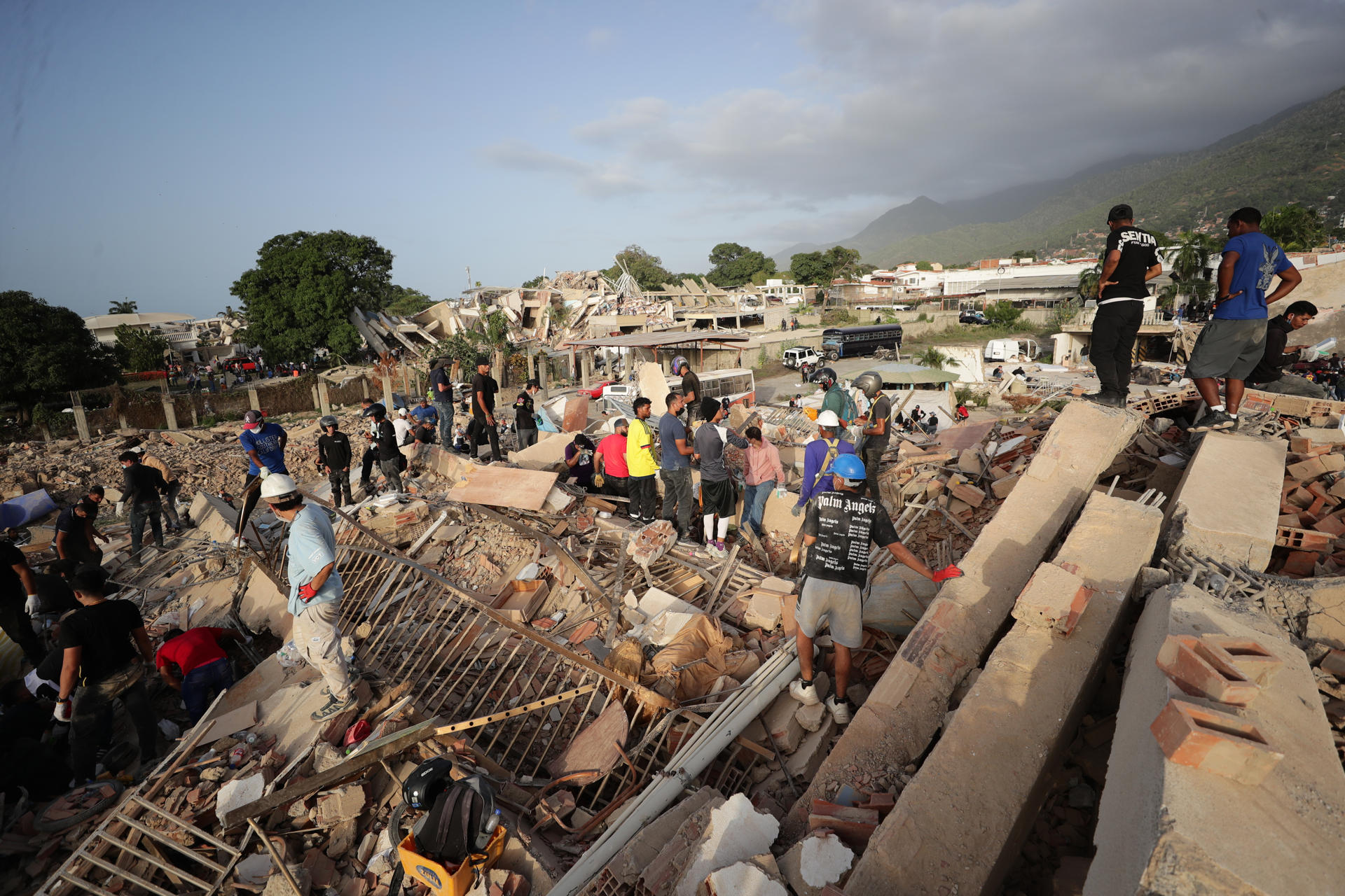 Venezuela refuerza búsqueda de sobrevivientes a cinco días de los dos sismos - 2a041085422b130cc59482bfcf7d010624ae6650w