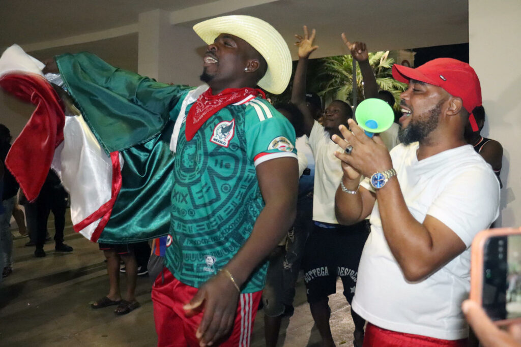 Migrantes haitianos en México viven con felicidad y nostalgia el partido ante Brasil - 7f7067c766ec49769f7cb54d7412321093ea180bw-1024x683