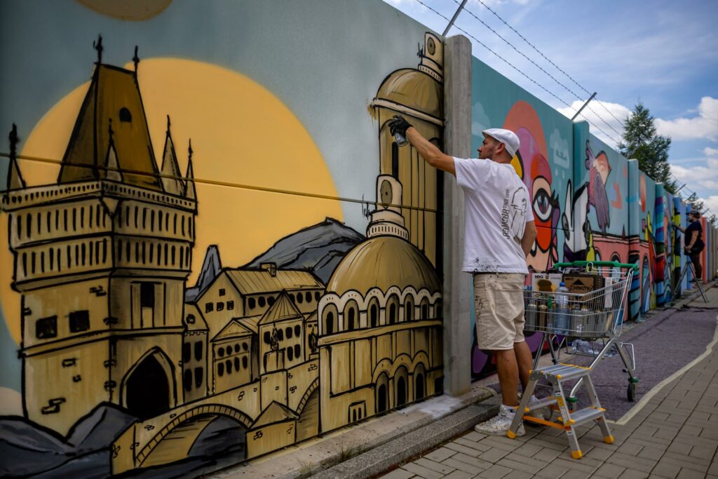 Artistas pintan en aerosol un muro de 700 metros en Praga - 892559770354965f9c7d9fc06ac6bc04b714aba6w-1024x683