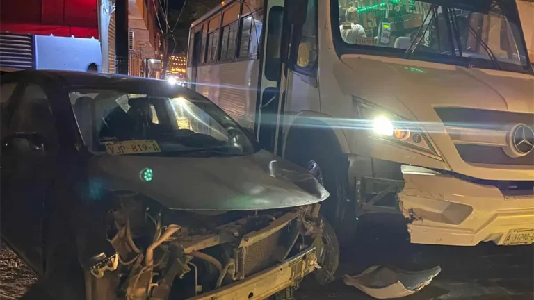 accidente-de-camion-de-pasajeros-en-el-centro-de-mazatlan-deja-heridos-452466cb-focus-0-0-1200-675