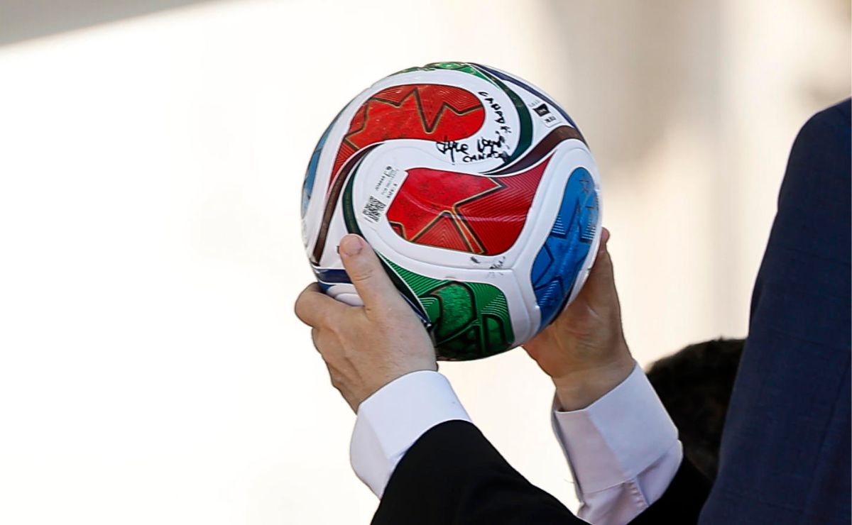 Papa León XIV recibe un balón del Mundial 2026; pide que México, EE.UU. y Canadá mantengan cooperación - balon-oficial-del-mundial-2026-entregado-al-papa-leon-xiv