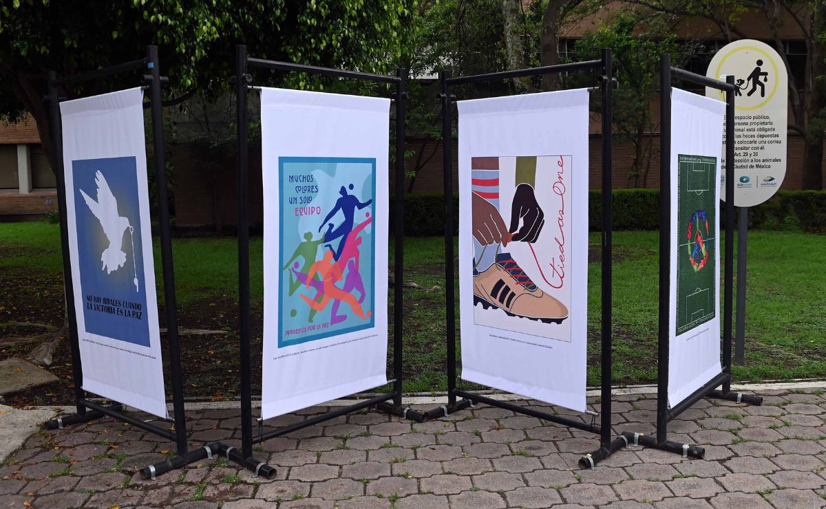 UNAM invita a disfrutar del Mundial 2026 con exposición - carteles-de-la-exposicion-sobre-el-futbol-en-corredor-al-aire-libre-del-universum-de-la-unam