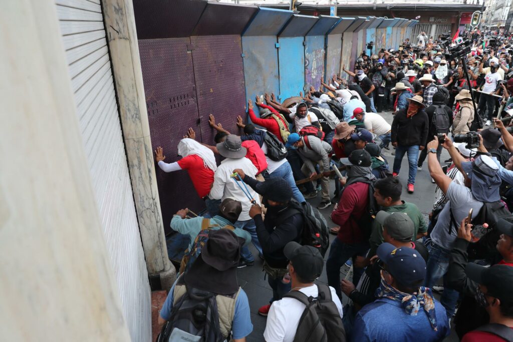 SSC CDMX abre investigaciones tras enfrentamientos durante marcha de la CNTE - cnte-maestros-chocan-policias-cdmx-1jun26-1024x683