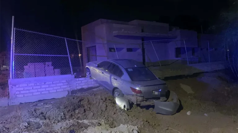 conductora-sufre-accidente-y-choca-contra-cerca-en-guasave-9f2a8636-focus-0-0-1200-675