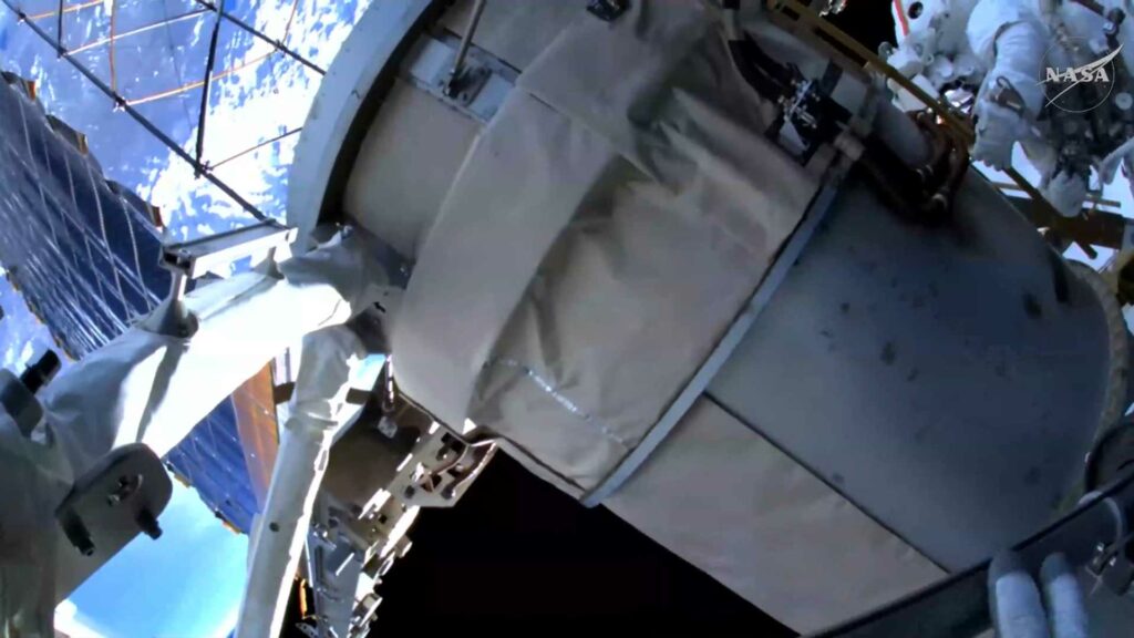 dos-astronautas-de-la-nasa-realizan-caminata-espacial-para-modernizar-la-energia-en-la-eei-1024x576-1 Una fuga en la EEI mantiene en alerta a astronautas en este histórico laboratorio orbital - dos-astronautas-de-la-nasa-realizan-caminata-espacial-para-modernizar-la-energia-en-la-eei-1024x576