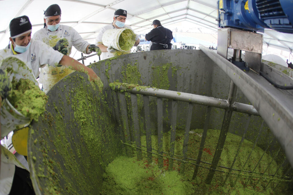 e0263b337adef7a57515ad59a45a5c331190d944w-1024x683-1 Jalisco establece un Récord Guinness del guacamole más grande del mundo - e0263b337adef7a57515ad59a45a5c331190d944w-1024x683
