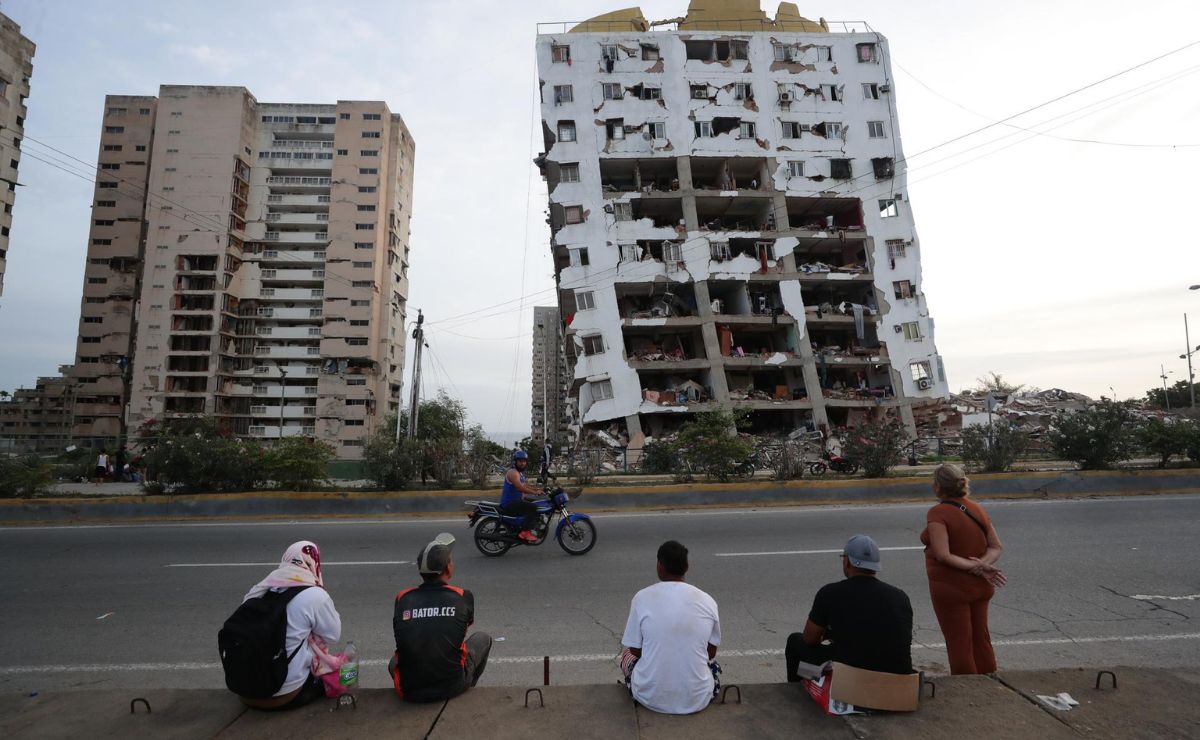 Suman 188 muertos por sismos en Venezuela; van 138 réplicas - edificio-danado-por-doblete-sismico-en-venezuela