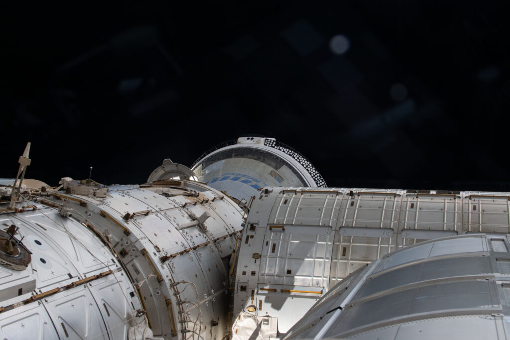 el-regreso-de-la-primera-capsula-tripulada-de-boeing-desde-la-eei-sigue-en-suspenso-1024x683-1 Una fuga en la EEI mantiene en alerta a astronautas en este histórico laboratorio orbital - el-regreso-de-la-primera-capsula-tripulada-de-boeing-desde-la-eei-sigue-en-suspenso-1024x683