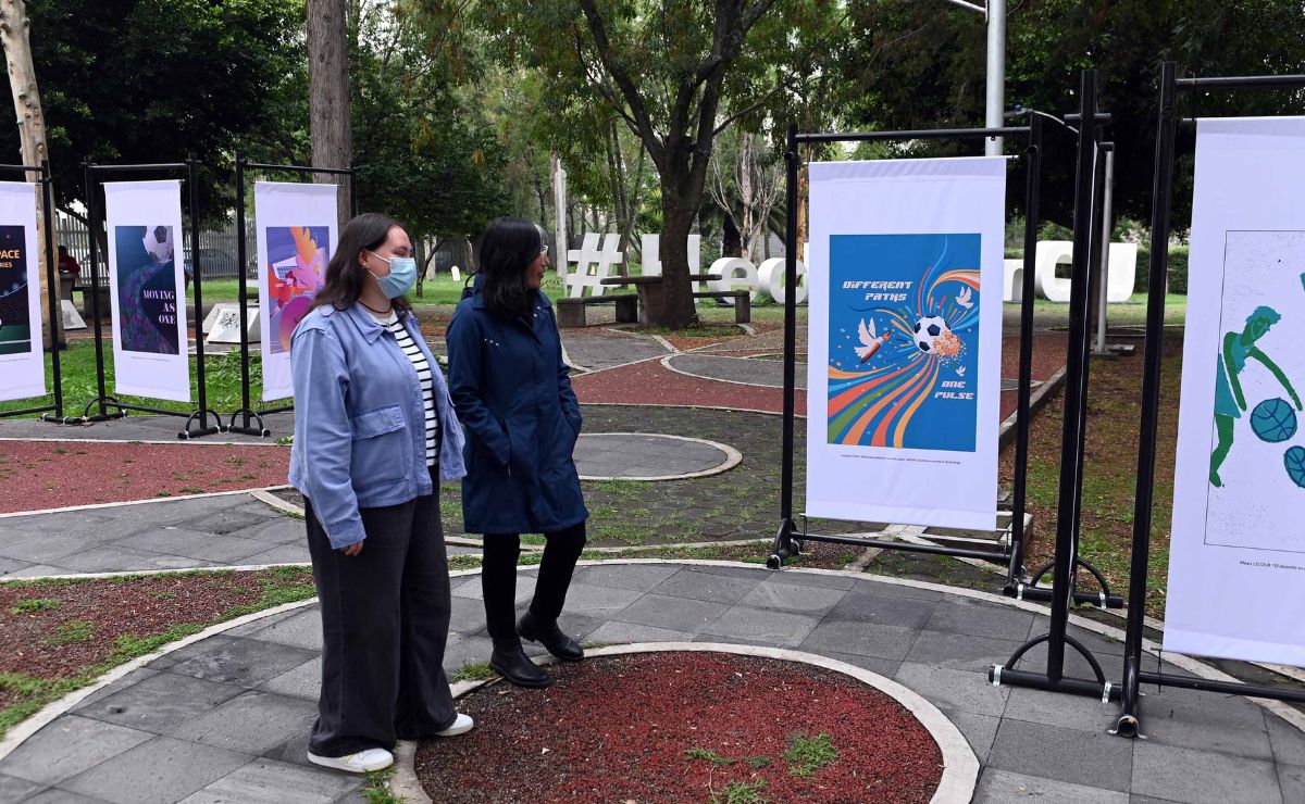 UNAM invita a disfrutar del Mundial 2026 con exposición - exposicion-sobre-el-futbol-en-corredor-al-aire-libre-del-universum-de-la-unam