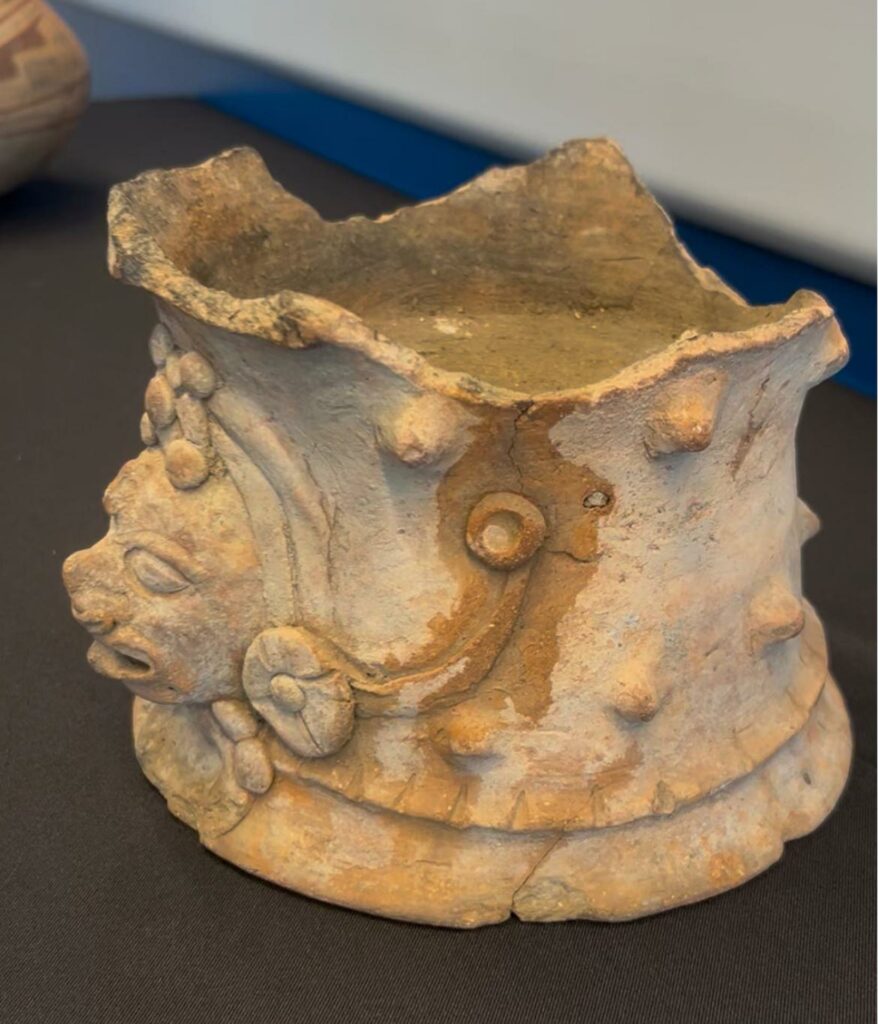 Estados Unidos restituye dos piezas arqueológicas del patrimonio cultural de México - f6613702df0057ab146a276c6c796100fef86686w-878x1024