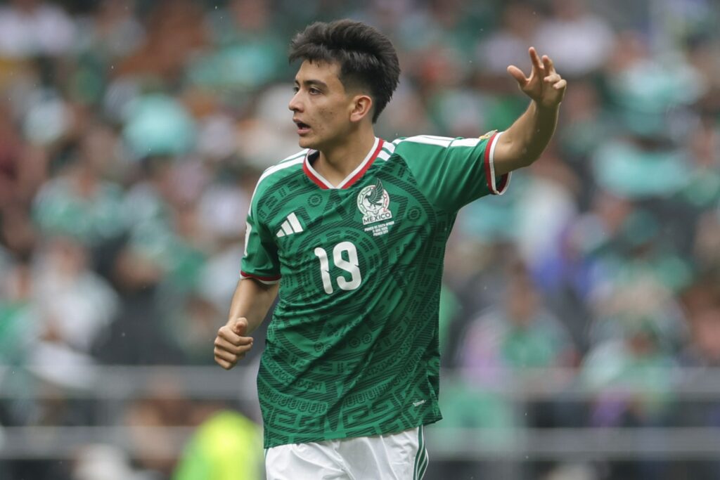 gilberto-mora-1024x683-1 "Sufrimos juntos y ganamos juntos": la afición mexicana desata la fiesta en Los Ángeles - gilberto-mora-1024x683