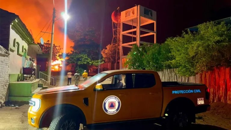 incendio-en-bodega-de-tarimas-activa-respuesta-de-autoridades-en-el-salto-6fcf7bc5-focus-0-0-1200-675