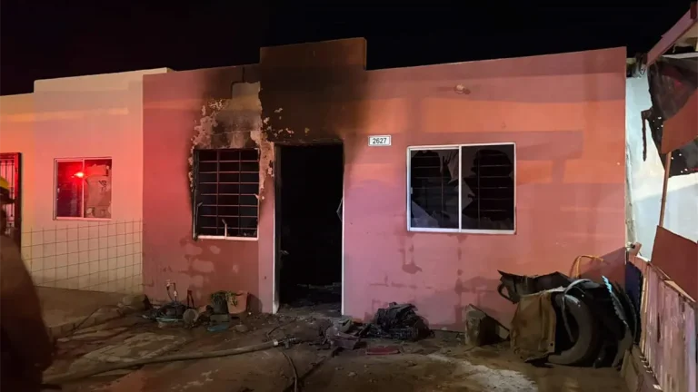 incendio-en-los-mochis-deja-dos-lesionados-y-una-casa-completamente-destruida-31454d0c-focus-0-0-1200-675