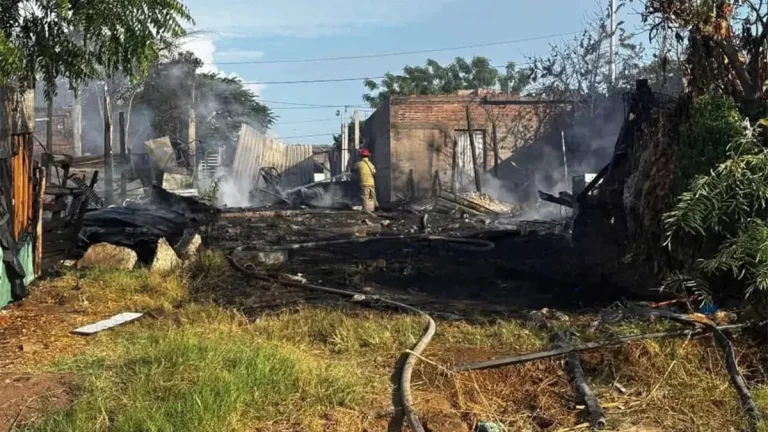 incendio-en-mazatlan-consume-casas-de-madera-y-evacua-a-15-personas-0b3e98d0-1-d17fd051-focus-0-0-1200-675