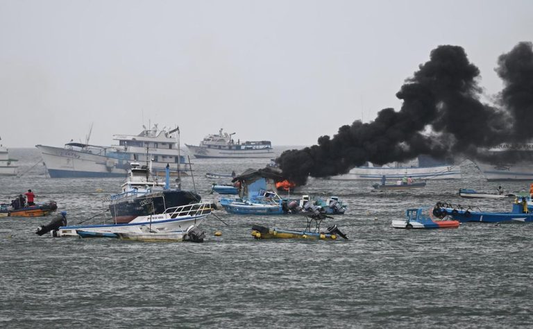 incendio-en-puerto-de-manta-deja-35-embarcaciones-afectadas-y-dos-heridos-en-ecuador