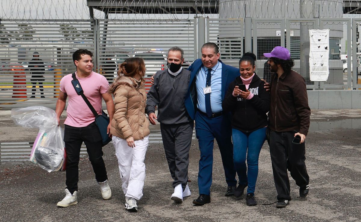 Confirman absolución de Israel Vallarta por secuestro - israel-vallarta-junto-a-familiares-y-amigos
