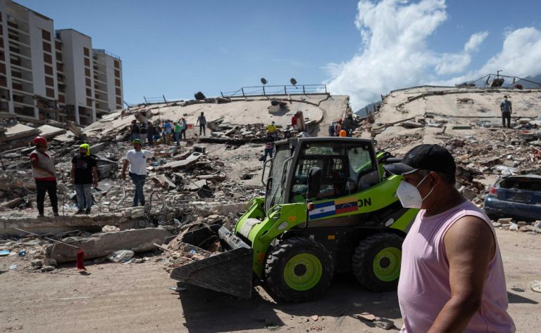 muchos-rescatistas-y-pocas-maquinas-el-obstaculo-que-frena-las-labores-en-venezuela