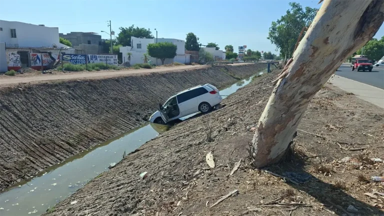 mujer-lesionada-al-caer-su-camioneta-en-un-dren-pluvial-en-los-mochis-7362f105-focus-0-0-1200-675