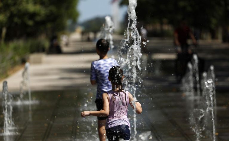 ninos-se-refrescan-en-fuente-durante-ola-de-calor-en-francia