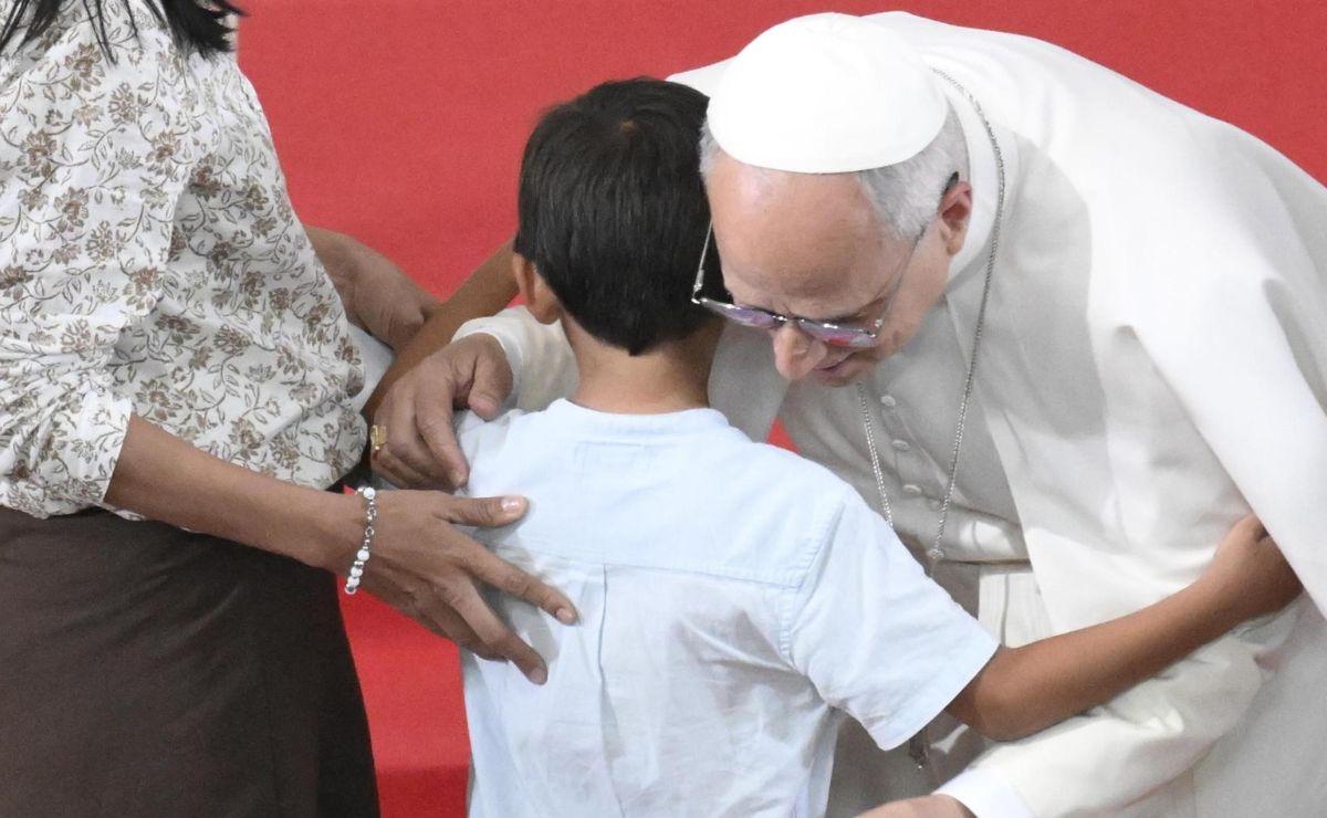 "La vida no es una carrera para lucirse en solitario", dice el papa León XIV a propósito del Mundial - papa-leon-xiv-con-el-nino-peruano-renzo
