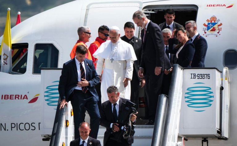 papa-leon-xiv-junto-al-rey-felipe-vi-tras-problema-tecnico-en-avion