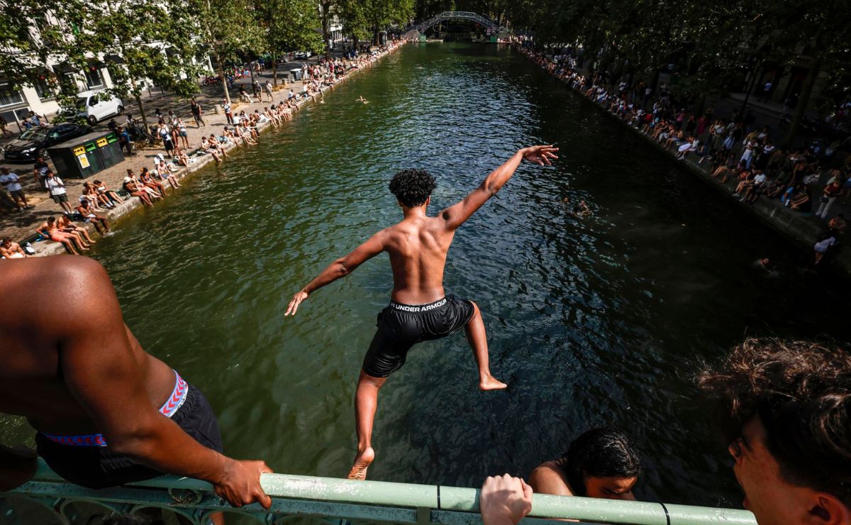 Ola de calor en Francia suma 40 personas muertas por ahogamiento - personas-se-arrojan-al-canal-saint-martin-de-paris-ante-ola-de-calor