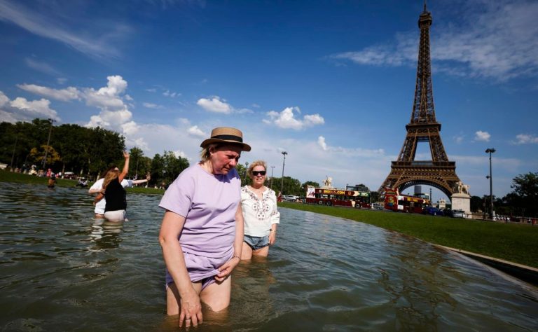 personas-se-refrescan-en-el-rio-sena-durante-ola-de-calor-en-francia-1