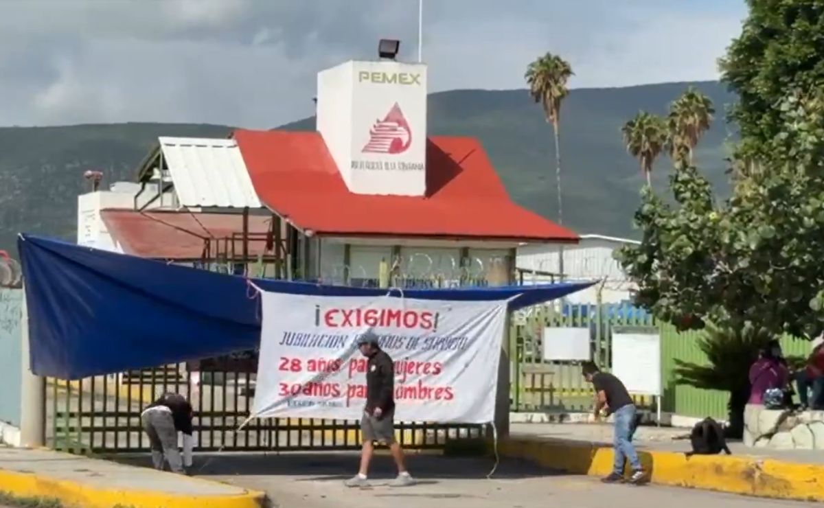 CNTE provoca desabasto de combustible en Oaxaca; inician compras de pánico en gasolineras - planton-de-la-cnte-en-instalaciones-de-pemex-en-oaxaca