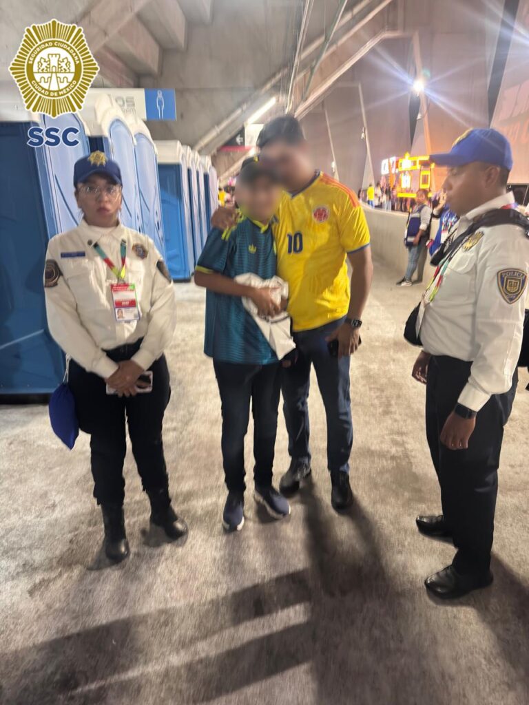 Policías localizan a menor colombiano extraviado durante partido del Mundial 2026 en el Estadio CDMX - policias-localizan-a-menor-colombiano-extraviado-durante-partido-del-mundial-2026-en-el-estadio-cdmx-2-768x1024