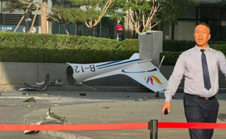 restos-de-avion-pequeno-que-se-estrello-contra-edificio-en-beijing