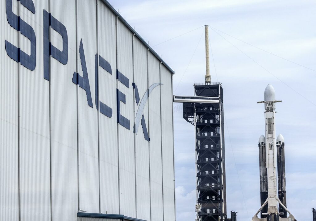 spacex-1024x715-1 SpaceX se dispara casi 20 % en Wall Street en su primer día completo de cotización - spacex-1024x715