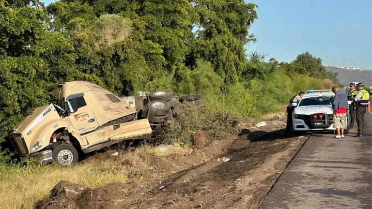trailer-cargado-de-manzana-vuelca-en-la-mexico-15-tres-personas-heridas-673ee3cf-focus-0-0-1200-675